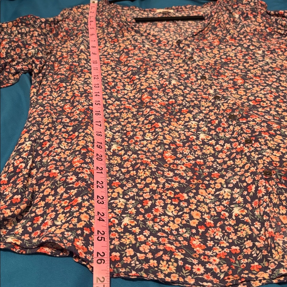 Elegant Floral V-Neck Blouse - Picture 10 of 12